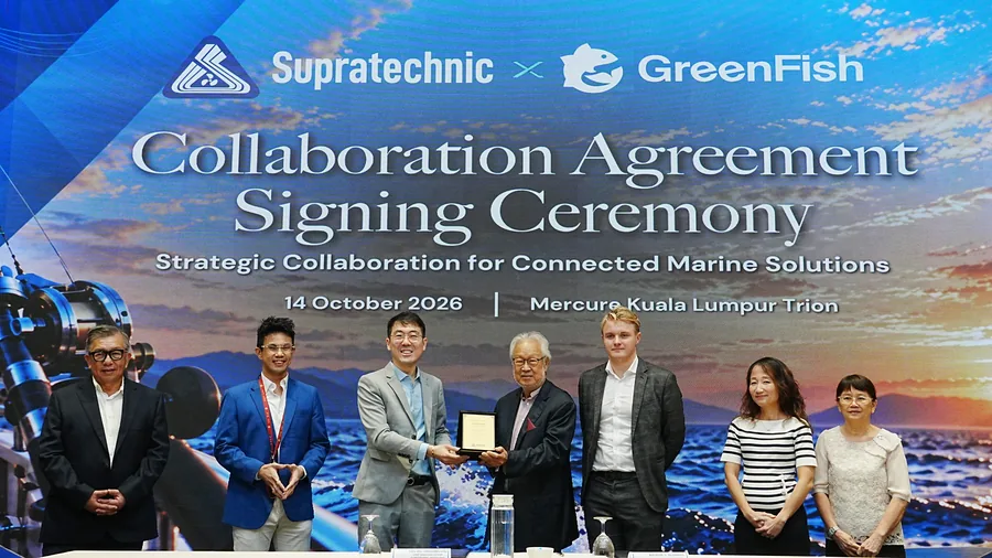 Supratechnic and GreenFish representatives exchanging the signed agreement